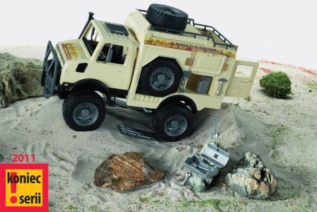 02474 Mercedes Benz Unimog Explorer + akcesoria (#)